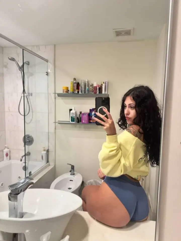laura𝜗𝜚 profile picture