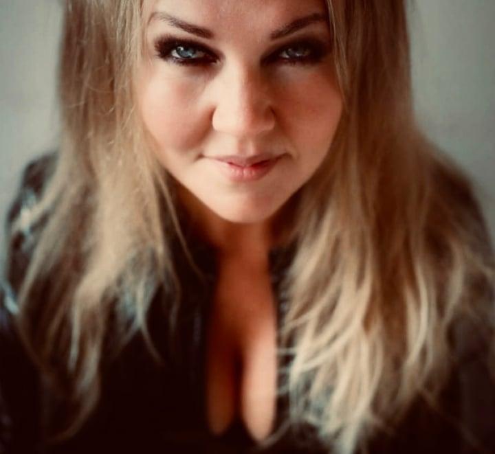 a_u_r_o_r_a profile picture