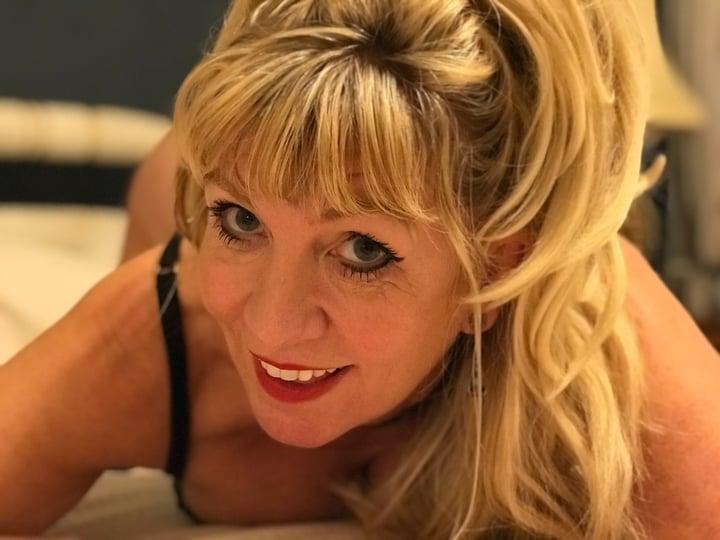 Amelia J Jones profile picture