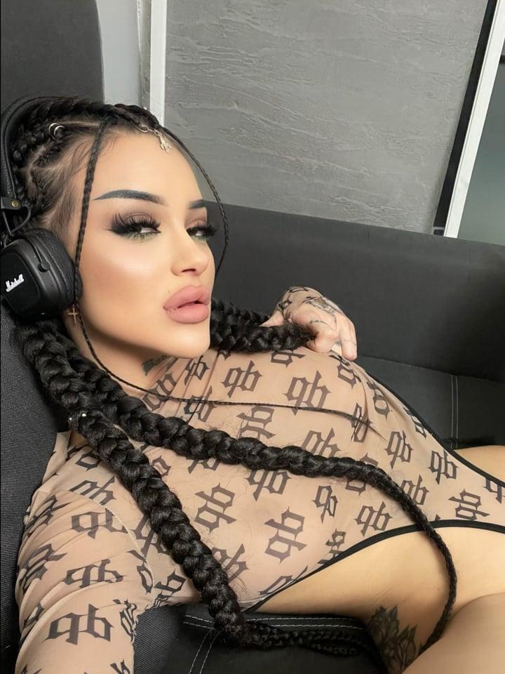 B E L L A 🖤 C R O S S profile picture