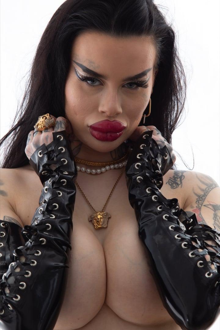 Fetischbarbie profile picture