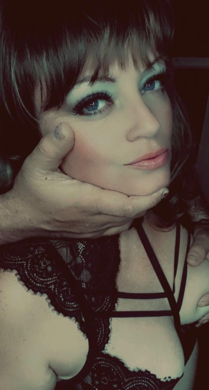 Vivian Crow VIP Lounge profile picture