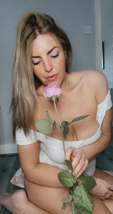 Curvymsrose profile picture