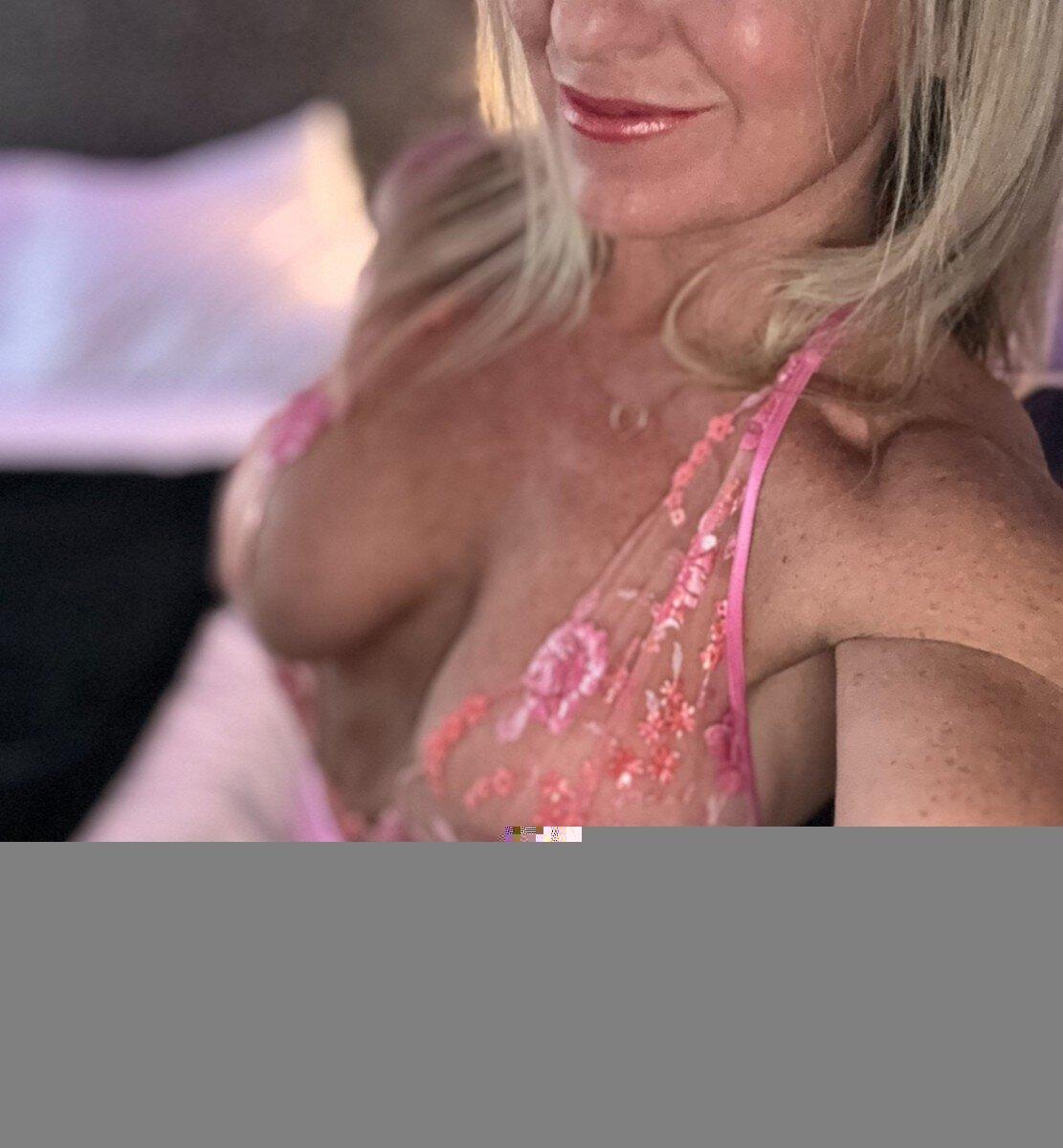 Hotwifeundercover profile picture