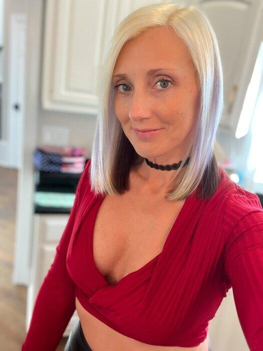 Kurvyblondewife profile picture