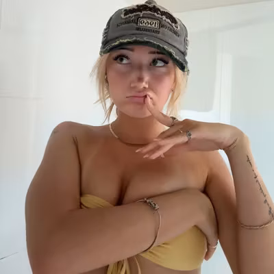 Bella 🧸🇺🇸 18 today 🎂 profile picture