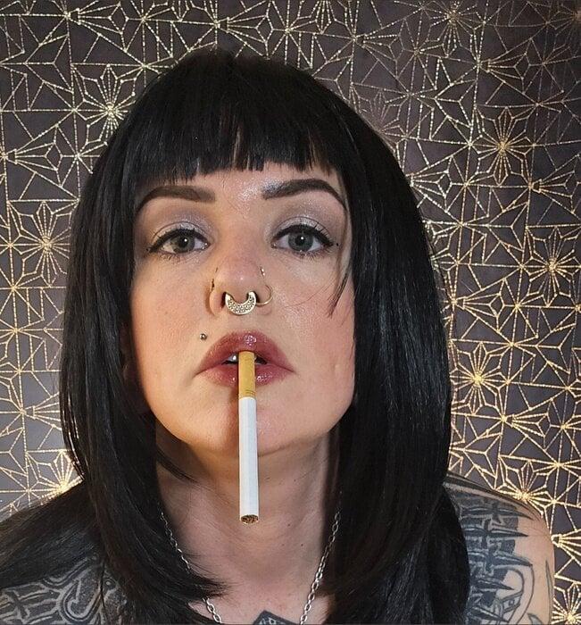 Smokinglace profile picture