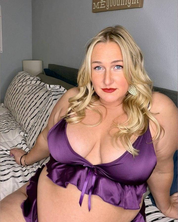 Thatcurvyblonde profile picture