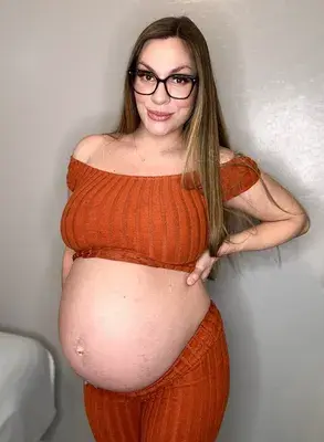 Step-Mommy Mia *𝐶𝑢𝑟𝑟𝑒𝑛𝑡𝑙𝑦 𝑃𝑟𝑒𝑔𝑛𝑎𝑛𝑡 🤰🏻 profile picture
